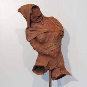 La nonne:céramique et plâtre 41x28x12cm