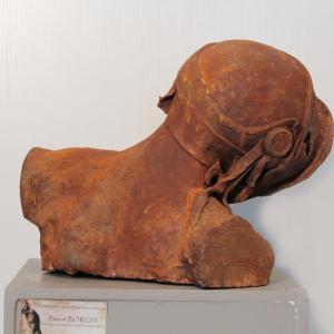 Le casque : grès oxydation à froid 27x34x24 cm